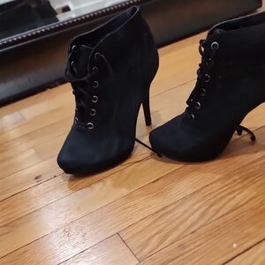 FIONI Clothing Black Lace-Up Heeled Boots